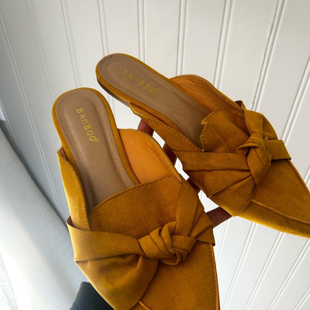 BAMBOO 8 1/2 Women’s Mustard Yellow Slip On Bow Pointed Mules Flats - Picture 3 of 6